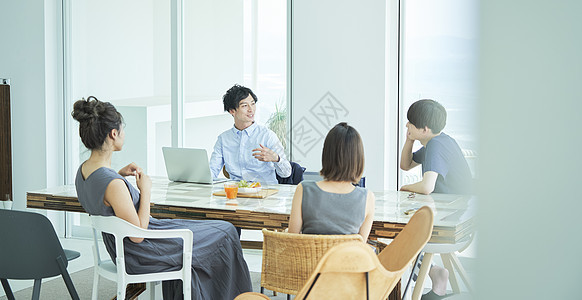 青年男女聚餐图片