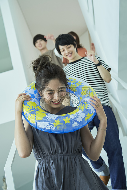 一起生活伙伴美貌的男女同伴的生活方式高清图片下载-正版图片502306329-摄图网