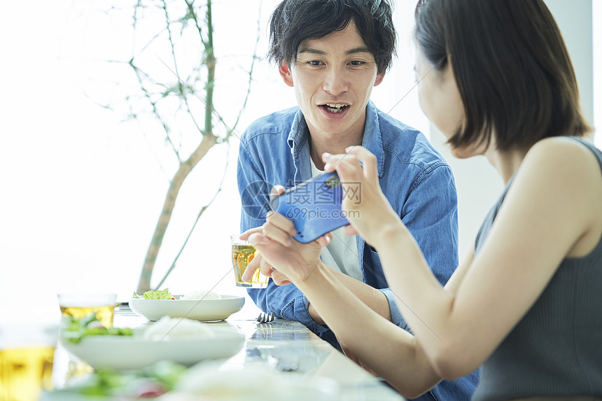 青年男女聚餐图片