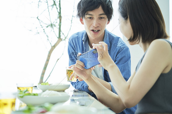 青年男女聚餐图片