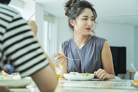 女士们共存二十多岁男女同伴的生活方式图片