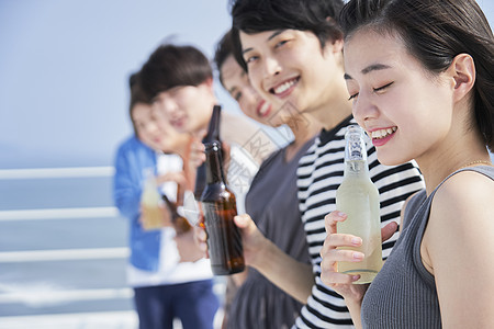 青年男女屋顶聚会喝酒图片