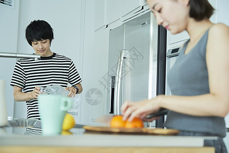 休假女生喝酒男人和女人夫妻生活方式图片