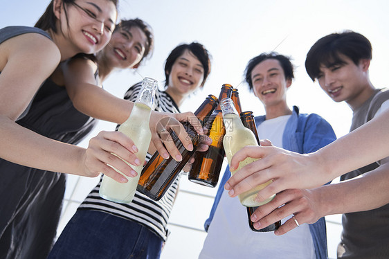 年轻人聚会喝酒图片