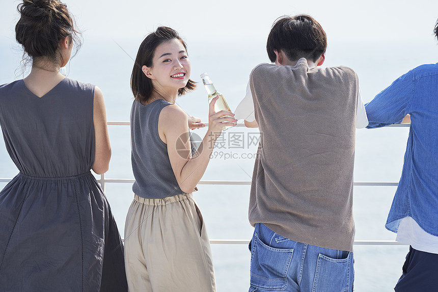 青年男女聚会喝酒图片