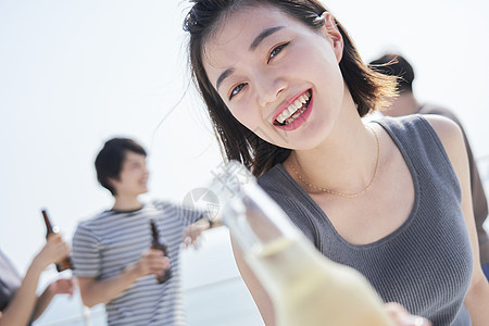 青年男女聚会喝酒图片