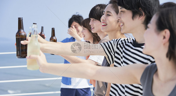 青年男女聚会喝酒轰趴图片