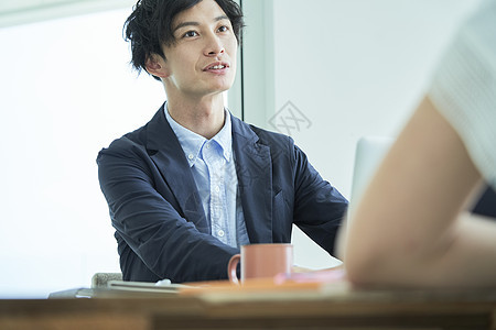 商务男士形象沟通聊天图片