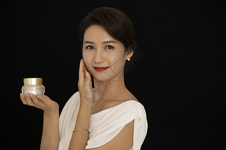 先进加工气质美女手拿化妆品展示背景