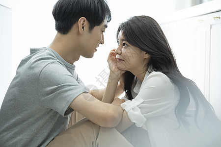 面对面安慰家庭迎面而来的新婚夫妇图片素材