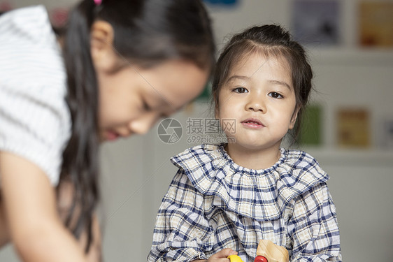 生机勃勃小学生孩子气的儿童生活方式游戏图片