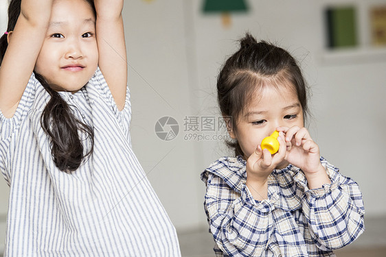 年轻的女孩亚洲人乐在其中儿童生活方式游戏图片