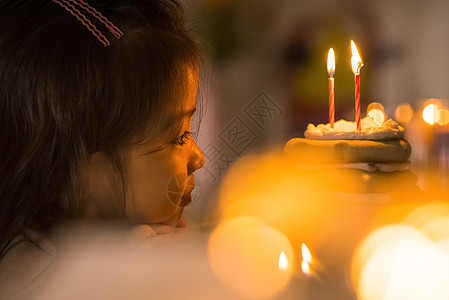 轻松户内流行女孩的生日穆迪图片