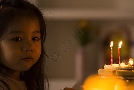 亚洲蛋糕一人女孩的生日穆迪图片