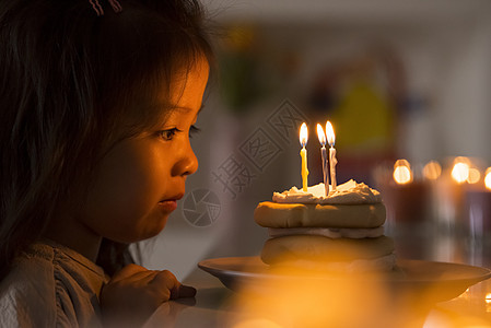 夕阳儿童心情不稳的女孩的生日穆迪图片