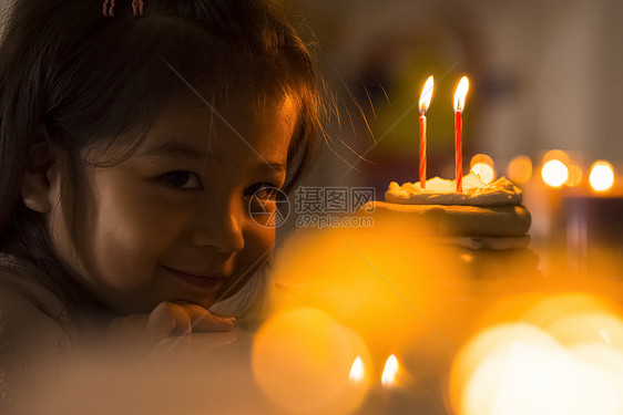 暖色火焰室内女孩的生日穆迪图片