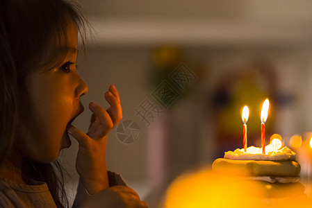 美味庆祝节日的女孩的生日穆迪图片