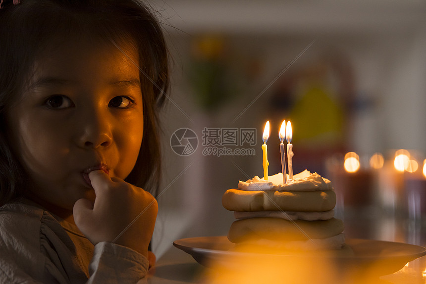 亚洲人有趣较年轻女孩的生日穆迪图片