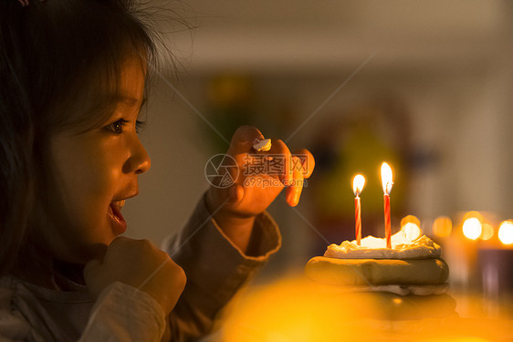 过生日吃蛋糕的小女孩图片