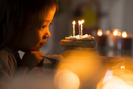 肖像橙色幼儿园儿童女孩的生日穆迪图片