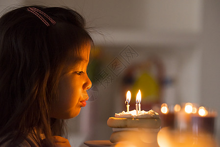 亚洲人蜡烛日落女孩的生日穆迪图片