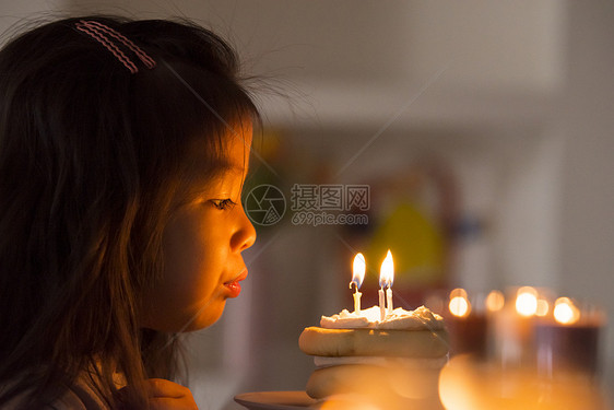 亚洲人蜡烛日落女孩的生日穆迪图片