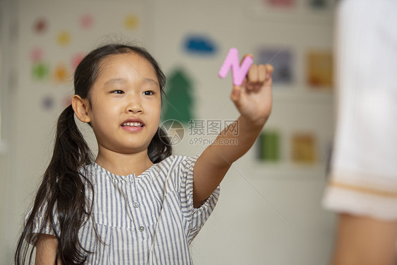 肖像快乐的亚洲女子保育园玩图片