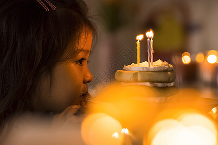 孩子 祈祷小朋友许愿橙子女孩的生日穆迪背景