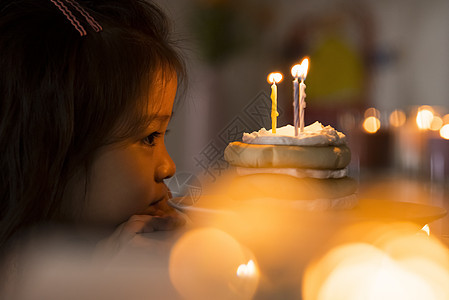 孩子气的祝贺派对女孩的生日穆迪图片