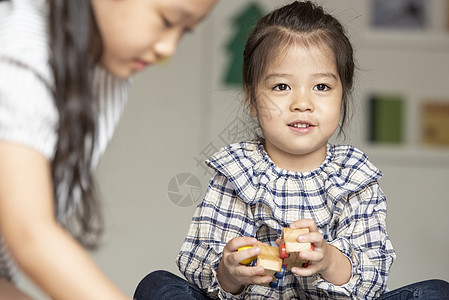 少女室内高兴儿童生活方式游戏图片