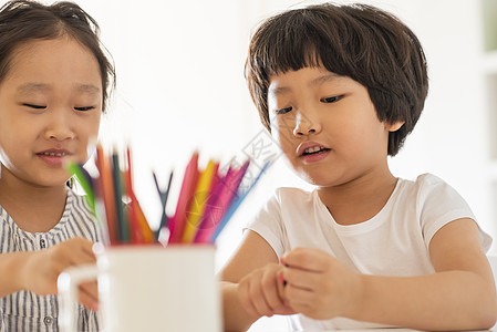 幼儿园玩耍的小朋友图片