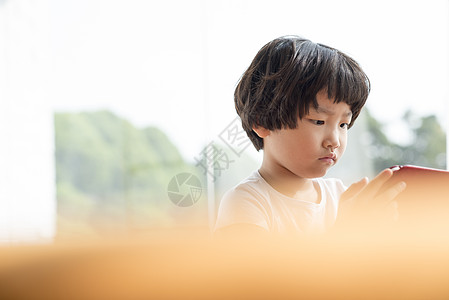 玩手机的可爱男孩图片