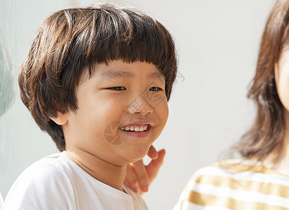 欣赏日光长大男孩的生活方式图片