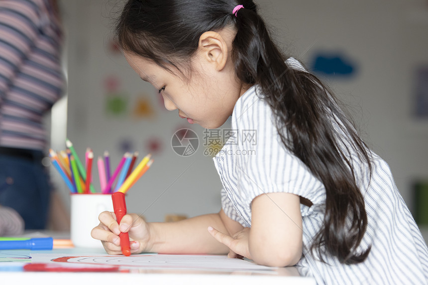 小学生学费单人女孩画图片