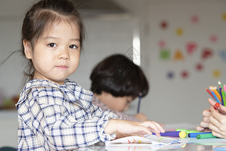 孩子气的幼儿热情女孩画图片