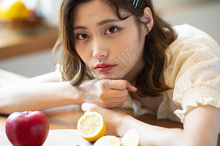 孤独的苹果起居室女生活美食图片