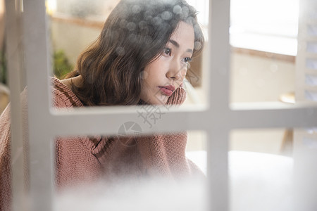 看着窗外沉思的居家美女图片