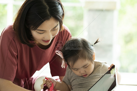 看平板电脑的小孩子图片