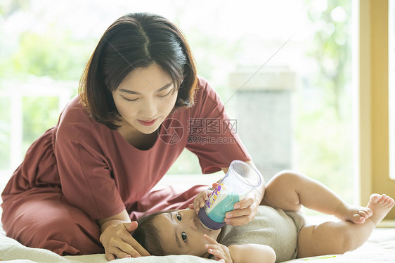 妈妈给婴儿喂奶粉图片