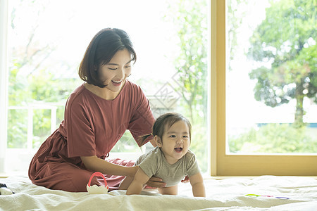 蹒跚学步的婴儿图片