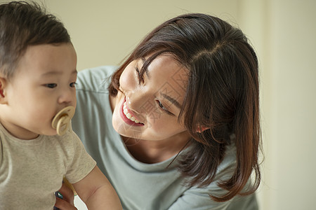 居家休息带娃的奶妈图片