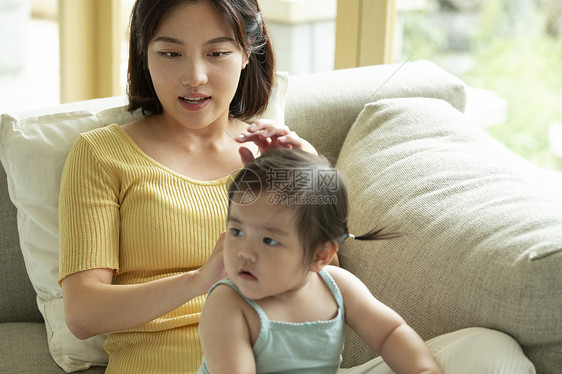 蹒跚学步的婴儿与妈妈图片