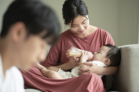 新手妈妈给婴儿喂奶图片