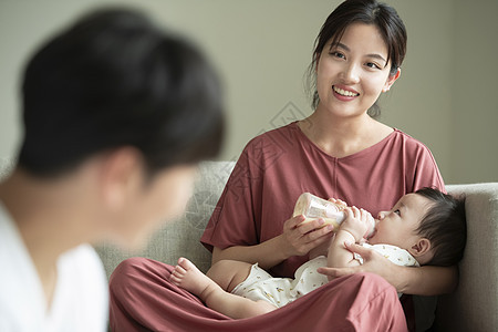 新手妈妈给婴儿喂奶图片