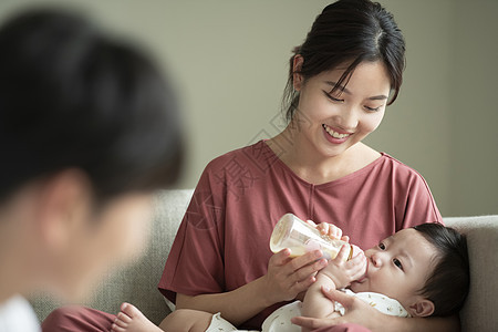 新手妈妈给婴儿喂奶图片