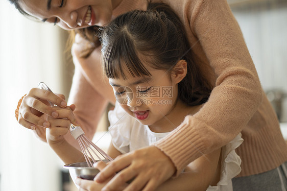 一起烹饪蛋糕的母女图片