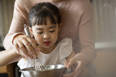 母女一起烹饪蛋糕图片