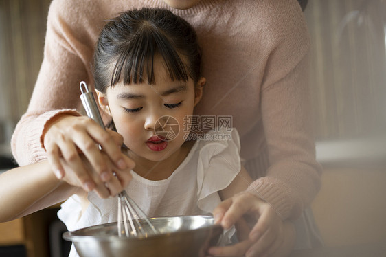 母女一起烹饪蛋糕图片