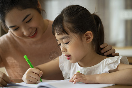 居家陪伴小孩的家长图片