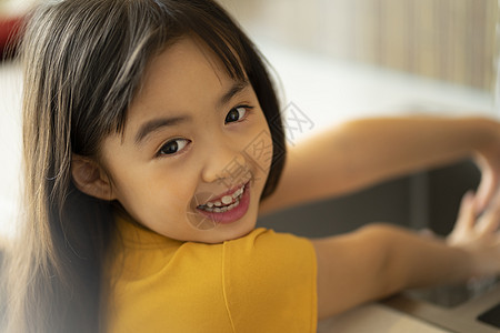 房屋一人女孩们孩子们的生活方式图片素材